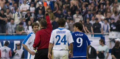 Шелаев получает красную карточку в Киеве, fcdnipro.dp.ua