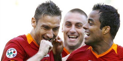 Тотти что-то показывает игрокам 