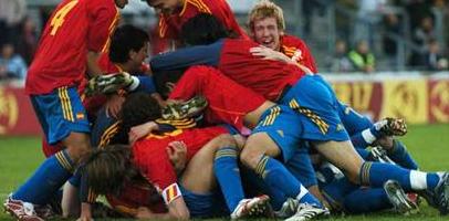 Радость молодых испанцев, фото uefa.com