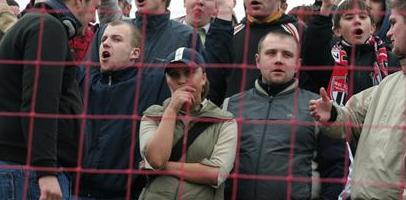 Некоторые зрители откровенно скучали на подмосковном дерби, фото fckhimki.ru