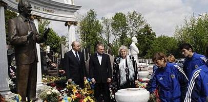 Цветы - Тренеру, фото fcdynamo.kiev.ua