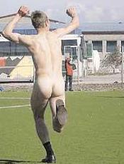 Голый эстонец смутил футболисток