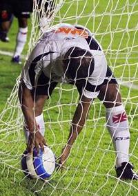 Ромарио забрал праздничный мяч себе, фото Getty Images