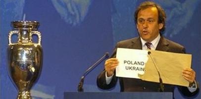 Завлечем фанатов кичем и проститутками?