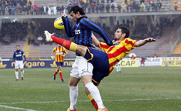 Мильонико против воспитанника Расинга Диего Милито, Reuters