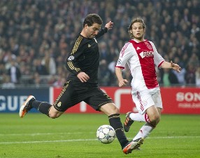 Дэйли Блинд противостоит Гонсало Игуаину, фото Getty Images