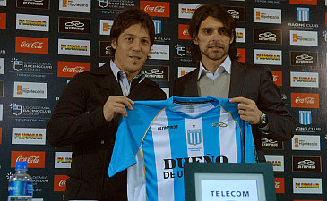 Мауро Каморанези и менеджер Расинга Роберто Айала, lanacion.com.ar