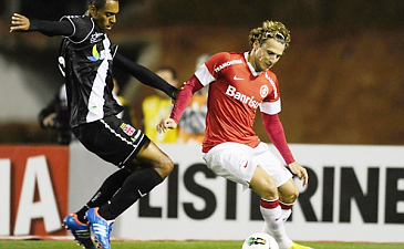 Александро против Форлана, internacional.com.br