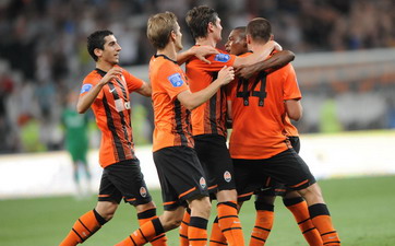 Партнеры по команде поздравляют Фернандиньо, © Валерий Дудуш 