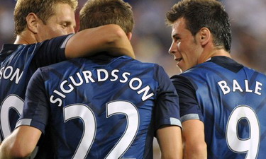 Бэйл и Доусон поздравляют Сигурдссона, tottenhamhotspur.com