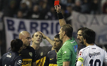 Арбитр удаляет нападающего Боки Сантьяго Сильву, ole.com.ar