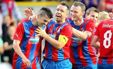 Автор хет-трика в ворота Руха принимает поздравления, фото idnes.cz