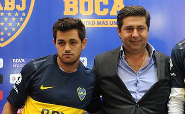 Лаутаро Акоста и президент клуба Даниэль Анхелиси, ole.com.ar