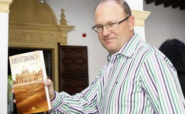 Не футболом единым: наставник Бетиса Пепе Мель на презентации своего дебютного романа 