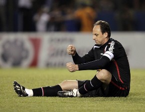 Рожерио Сени забивает и в свои, Reuters