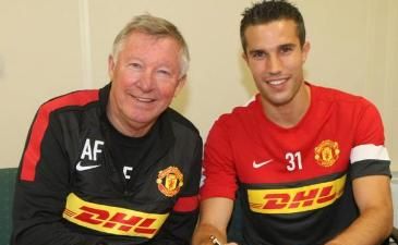 Ван Перси подписывает контракт с МЮ, фото twitter.com