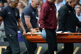 Серхио Агуэро уносят с поля, Getty images