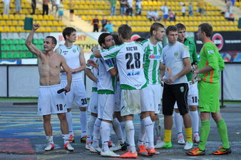 Игроки Карпат празднуют победу, © Маркиян Лысейко 