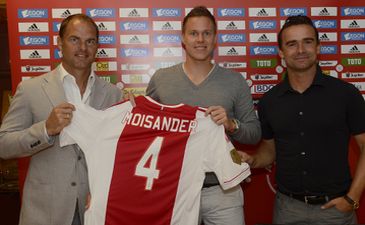 Никлас Мойсандер (в центре), ajax.nl