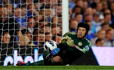 Петр Чех дарит сопернику второй мяч, Getty Images