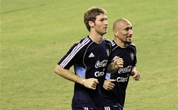 Марио Болатти (слева) и Пабло Гиньясу в сборной Аргентины, AP