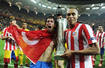 Миранда(справа) и Арда туран празднуют победу в Лиге Европы, Getty Images