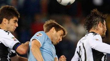 Эмилиано Альфаро (в центре), фото football-italia.net