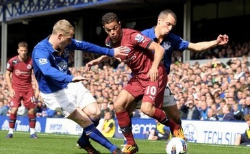 Бен Арфа в окружении игроков Эвертона, firstpost.com