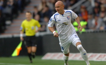 Сергей Назаренко мастерски исполнил штрафной © Валерий Дудуш, Football.ua