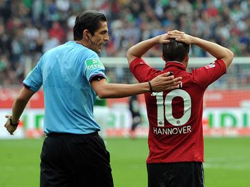 Судья утешает Хусти, photo kicker.de