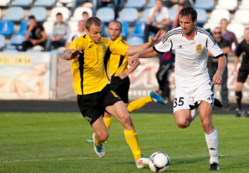 Гунчак (справа) против недавнего одноклубника Басова, fcbukovyna.com