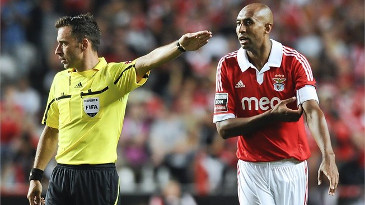 Луизао смотрит на судью, как на спарринг-партнера, fifa.com