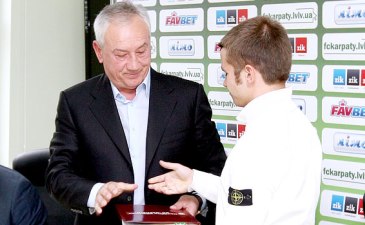 Почесний момент передачі клубу, фото fckarpaty.lviv.ua