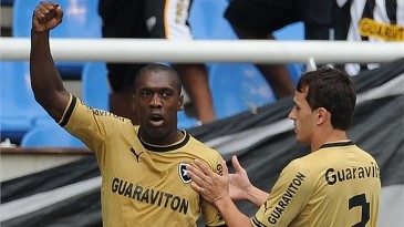 Зеедорф принимает поздравления от Лукаса, fifa.com