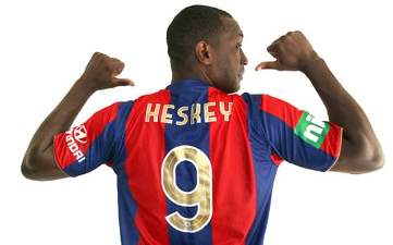 Эмиль Хески в футболке нового клуба, фото newcastlejets.com