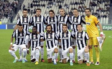 Игроки Ювентуса на фоне одного из полупустых секторов, Getty Images