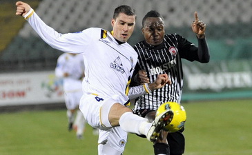 Чечер против Идахора © Алексей Ковалев, Football.ua