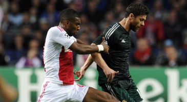 Алонсо в матче против Аякса, фото football-espana.net