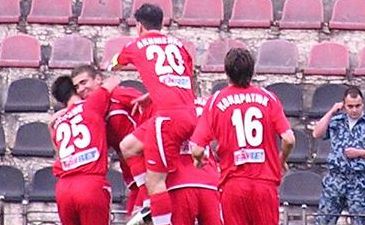 А.Мищенко в объятиях одноклубников – есть гол! Фото Артема Цыганенко, ФК Сталь. 