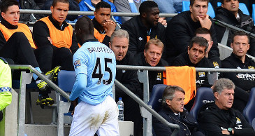 Балотелли уходит в раздевалку, skysports.com 