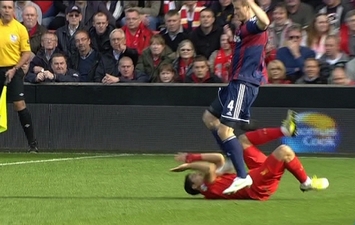 Хут наступает на грудь Суаресу, liverpoolfc.com