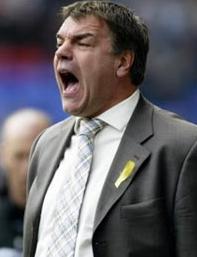 Зевает или кричит