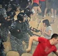 Били и девушек...