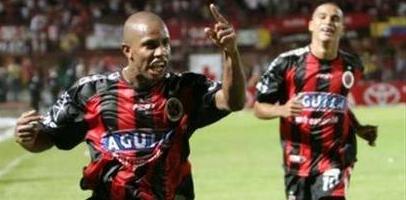 Бустос празднует свой гол, фото Reuters