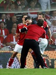 Тот самый эпизод. Защищать судью спешат Гравгаард и Аггер, фото Getty Images