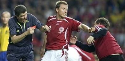 Грагвард защищает судью от нападения, фото АР