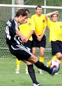 Кравченко бьет со штрафного, фото vorskla.com.ua