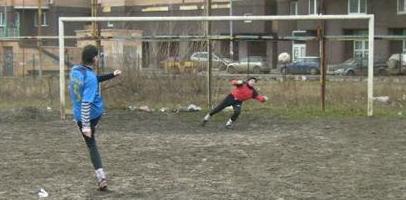 Профессиональный футбол неразрывно связан с любительским. Все во двор! (Пенальти уверенно реализует аналитик издания Football.ua Антон Светличный) Фото katran-kiev.com.ua