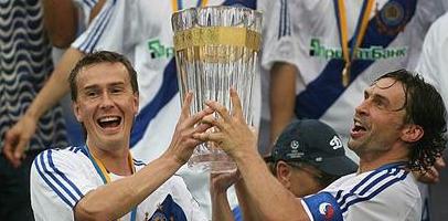 Чемпионская ваза в руках Ващука и Белькевича, фото fcdynamo.kiev.ua
