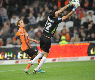 Девич против Худжамова © Валерий Дудуш, Football.ua